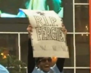 &quot;R.I.P. Fergie&quot; - Тевес отметил чемпионство &quot;МанСити&quot; &quot;похоронами&quot; Алекса Фергюсона