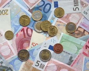 Греки сняли со счетов 700 миллионов евро за сутки, единая валюта упала до квартального минимума