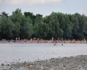 В Киеве открылся купальный сезон, но ни в одном из водоемов купаться &quot;не советуют&quot;
