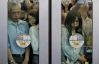Лица на стекле: фотограф отснял пассажиров токийского метро в час пик