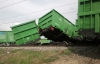 В Крыму поезд сошел с рельсов и пообрывал провода, образовалась "пробка"