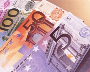 Евро подешевел на 3 копейки, курс доллара почти не изменился на межбанке