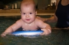 Двухмесячных детей легко учить плавать: помогают рефлексы