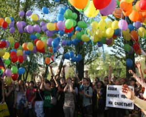 В Петербурзі гомофоби закидали димовими шашками автобус гастарбайтерів, переплутавши їх з гей-активістами