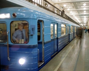 Станції в київському метро оголошує відомий американський диктор