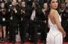 Ева Лонгория на каждую каннскую премьеру надевает платье со шлейфом