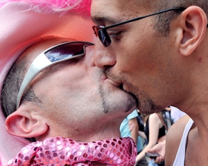 В социальных сетях призывают крепких парней разогнать гей-парад в Киеве