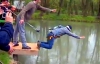 Друзі примусили нареченого стрибати у ставок із зав'язаними очима