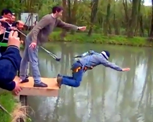 Друзі примусили нареченого стрибати у ставок із зав&#039;язаними очима
