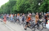 В Черкассах девушки проехались на велосипедах в платьях и юбках