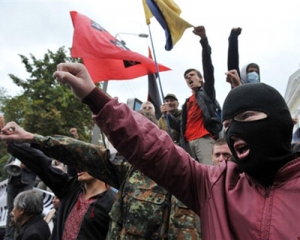 Около 100 молодых людей в масках ждут геев на Контрактовой площади в Киеве