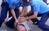 Одесские милиционеры скрутили мужчину за то, что курил на перроне вокзала