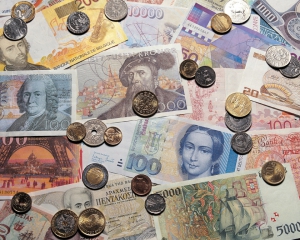 Долар продовжує дорожчати, курс євро втратив 7 копійок