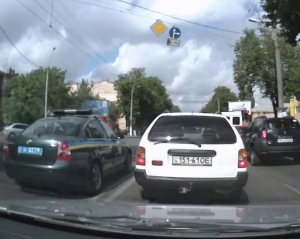 Одесские гаишники вылетели на красный свет и спровоцировали аварию