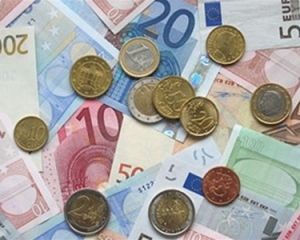 Євро впав на 8 копійок, курс долара повернувся на вчорашні позиції - міжбанк