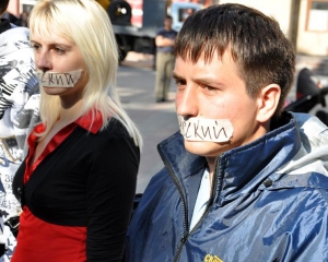 Під Верховну Раду стягуються захисники української мови