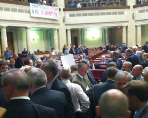 Оппозиция с иконой Богоматери продолжает блокировать парламент
