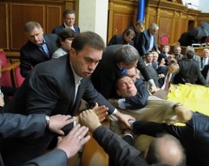У Верховній Раді б'ються опозиціонери та "регіонали"