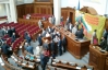 Після вчорашньої бійки опозиція знову блокує трибуну Верховної Ради