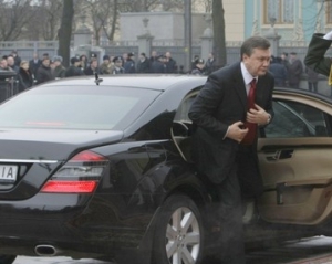 Кабмін таємно зобов&#039;язав митницю віддати Януковичу чотири броньованих &quot;Мерседеса&quot;