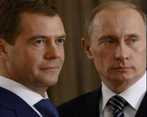 Медведев пообещал Азарову регулярные встречи, а Путин - быть в его распоряжении