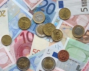 Евро потерял 2 копейки на покупке, курс доллара остался на вчерашних позициях