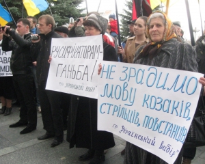 Оппозиция созывает неравнодушных прийти под Раду в защиту украинского языка