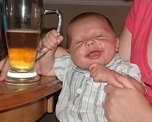 Мати напувала 2-річного сина пивом, щоб він не заважав їй гуляти