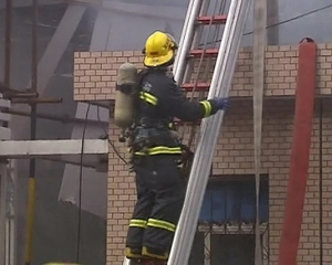Черкасские пожарные, чтобы спасти детей, залезли в окно 4-м этаже