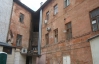 В центре Харькова в доме протекает крыша, осыпается потолок, а на лестницах нет перил