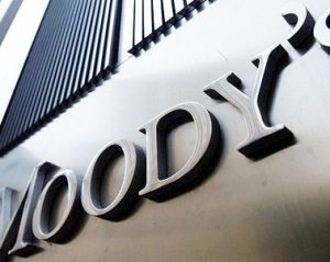 Moody's знизило рейтинги трьом великим українським банкам