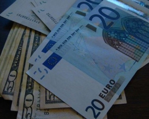 Євро втратив ще 7 копійок, курс долара не змінився - міжбанк