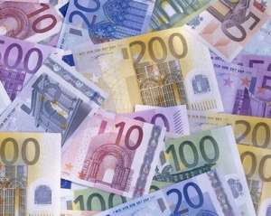 Заощадження в євро краще перевести у долари або гривні - банкір
