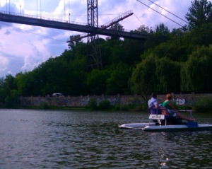 Во время роуп-джампинга в Житомире парень упал с моста в воду