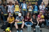 К Верховой Раде подтягиваются митингующие "за" и "против" языкового закона - активизировался "Беркут"