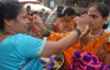 В день замужних женщин в Индии обматывают нитками дерево баньяна