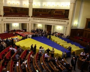 Три депутати просять Литвина відмінити їхні голоси за &quot;мовний закон&quot;