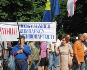 Під Радою купка пенсіонерів пікетує проти &quot;мовного&quot; закону регіоналів