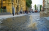 На Андріївському прорвало нову трубу: утворився брудний фонтан