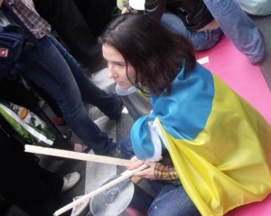 Защитники украинского языка, несмотря на дождь, вышли под Раду