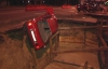 В Киеве посреди дороги автомобиль упал в яму