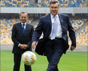 Шевченко подарил Януковичу футболку, а Блохин - футбольный мяч