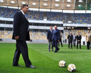 Янукович полетів у Польщу дивитись футбол