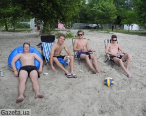 Шведские фаны на Трухановом играют в футбол и волейбол и пьют пиво