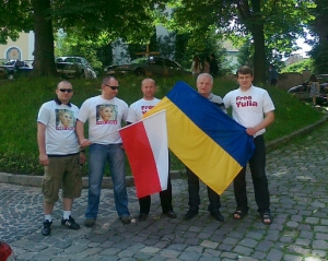 &quot;Free Yulia&quot; - Во Львове болельщикам раздают футболки с портретом Тимошенко