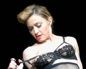 Мадонна показала сосок своїм турецьким фанатам