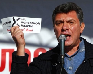 "Під моїм будинком 5 годин стоять озброєні до зубів омонівці. У Путіна істерика" - Нємцов