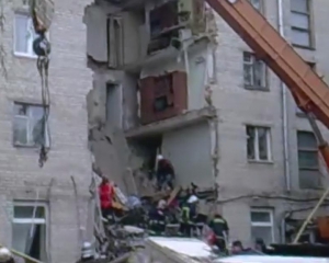 Семьям погибших под завалами дома в Днепропетровске выплатили по 10 тысяч гривен