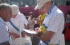 Агитационные листовки и шарфики Королевской раздают возле фан-зоны в Киеве
