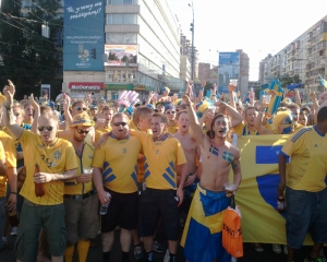 Более 5 тысяч шведских фанатов с шашками идут к &quot;Олимпийскому&quot; и скандируют &quot;Юле - волю!&quot;